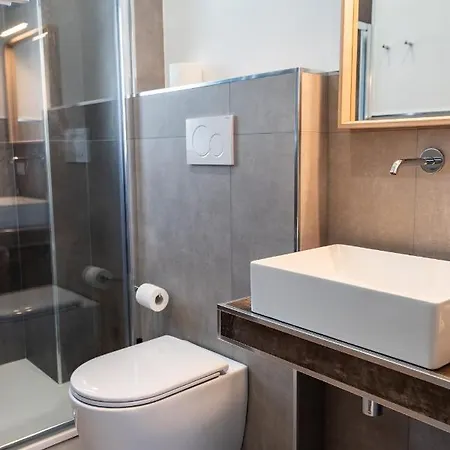 Fermata Cappuccini 아치레알레